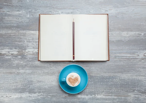 Livre et tasse de café sur table en bois . — Photo