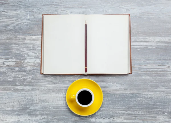 Libro y taza de café sobre mesa de madera . —  Fotos de Stock