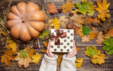 Gfit kutusunu bir tablo üzerinde tutan kadın.