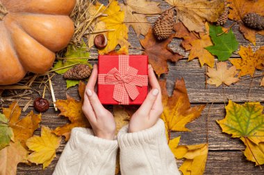 Gfit kutusunu bir tablo üzerinde tutan kadın.