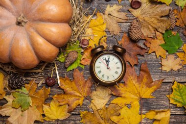 Sonbahar tablo çalar saat.