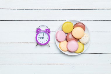 Saat ve Noel oyuncaklar ile macaron.