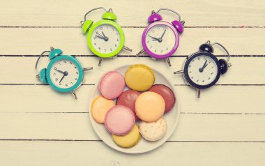 Saat ve Noel oyuncaklar ile macaron.