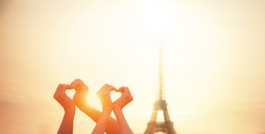 İki sevgili kalp şekilleri elleri ve Paris Eiffel t ile gösterilen