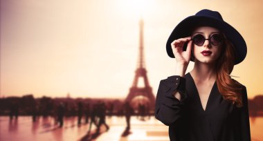 Güneş gözlüğü ve Paris arka plan ile kız