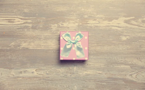 Boîte rose sur une table en bois . — Photo