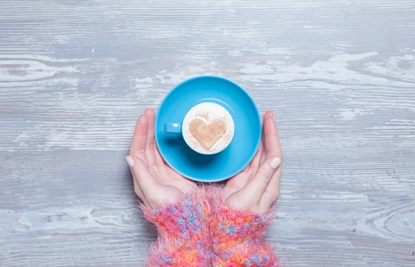 Mãos femininas segurando xícara de café. — Fotografia de Stock