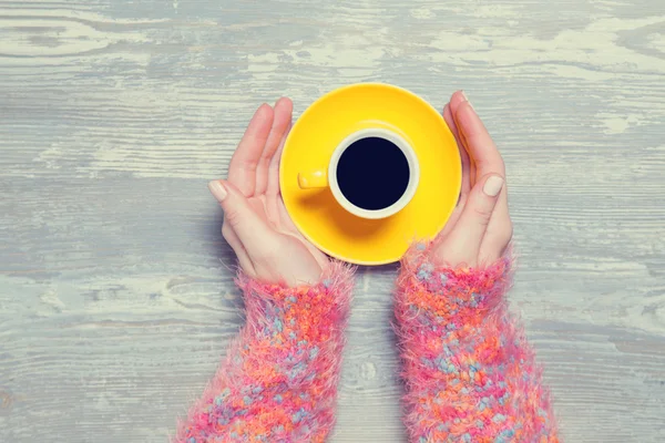 Mãos femininas segurando xícara de café. — Fotografia de Stock