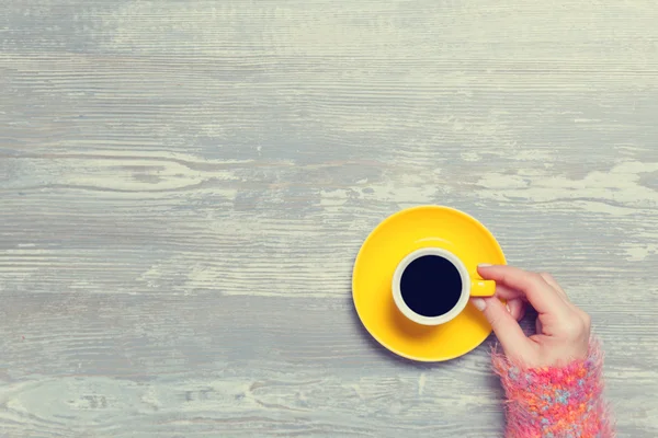 Female hand holding cup of coffee. — Stock Photo, Image