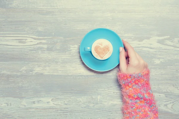 Kvinnlig hand innehav kopp kaffe. — Stockfoto