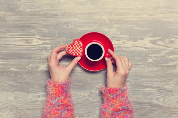 Kvinnliga händer som håller kopp kaffe. — Stockfoto