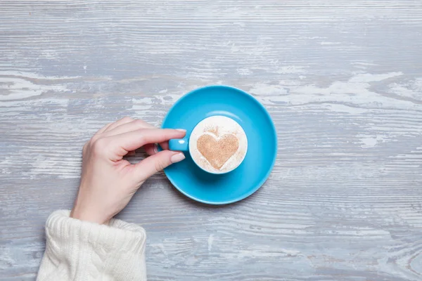 Main féminine tenant une tasse de café . — Photo