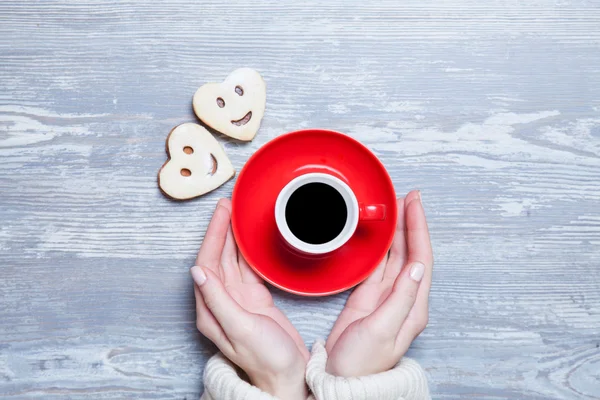 Manos femeninas con taza de café y galletas . —  Fotos de Stock