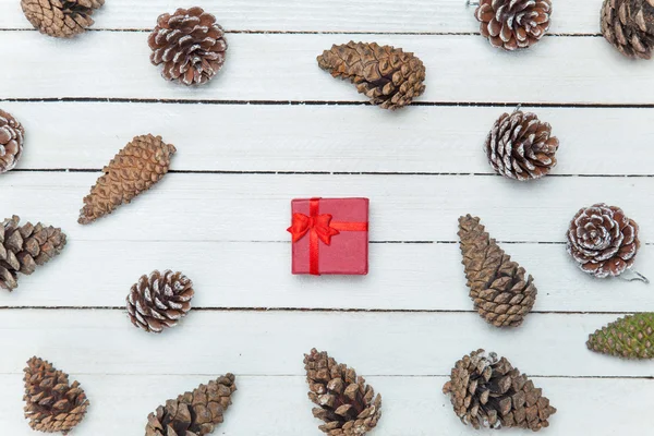 Confezione regalo e pigna su un tavolo di legno . — Foto Stock