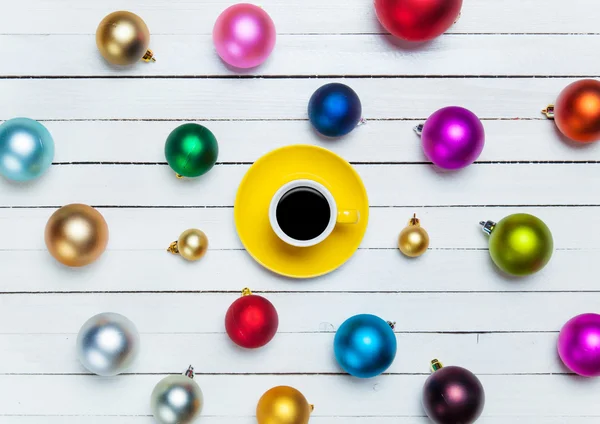 흰색 바탕에 커피 컵과 크리스마스 볼. — 스톡 사진