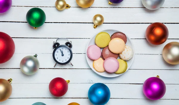 Hodiny a soubory cookie s vánoční hračky. — Stock fotografie