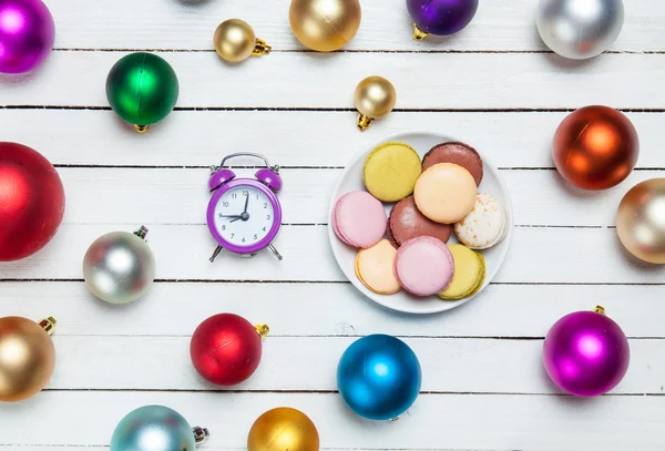 Uhr und Plätzchen mit Weihnachtsspielzeug. — Stockfoto