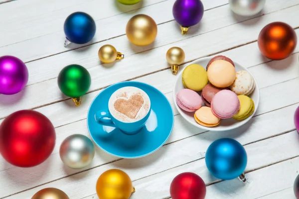 杯咖啡和玛卡 ﹞ 背景上的圣诞玩具 — 图库照片