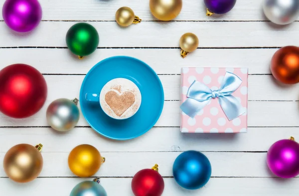 Boże Narodzenie prezenty zabawki i filiżankę kawy z prezentem. — Zdjęcie stockowe