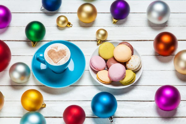 Copa de café y macaron con juguetes de Navidad sobre fondo de ballena — Foto de Stock