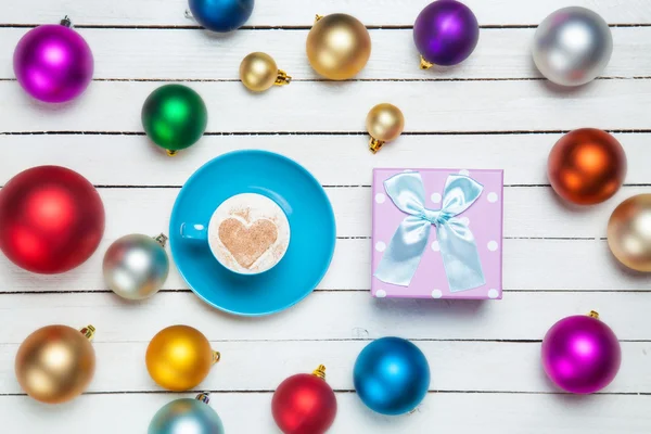 크리스마스 선물 장난감 및 커피의 컵을 선물. — 스톡 사진