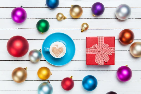 Regalos de Navidad juguetes y taza de café con regalo . —  Fotos de Stock
