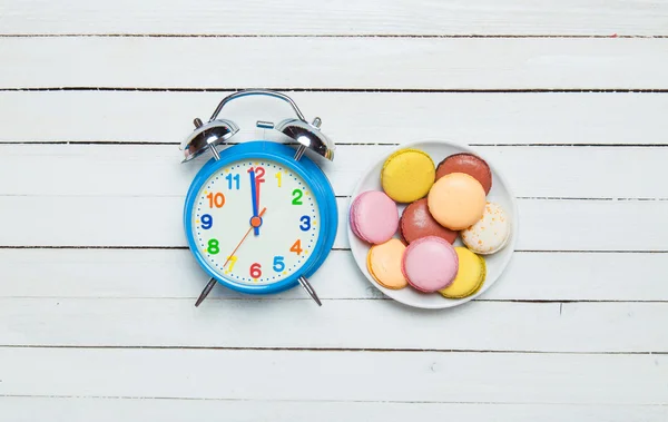 Clock and macaron with christmas toys. — Stock Photo, Image