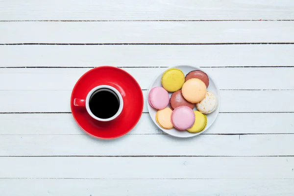 Cup of coffee and macaron on wooden table. — Stock Photo, Image