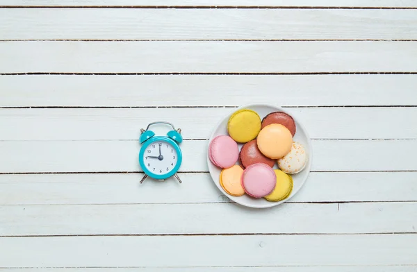 Clock and macaron with christmas toys. — Stock Photo, Image