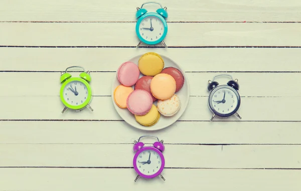 Clock and macaron with christmas toys. — Stock Photo, Image