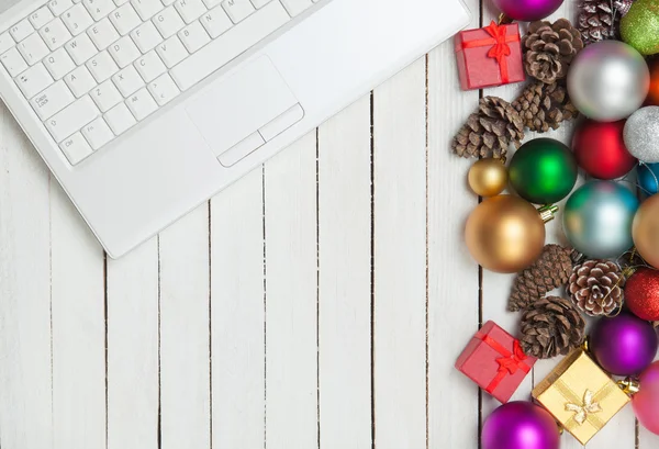 Witte laptop en Kerstmis speelgoed. — Stockfoto