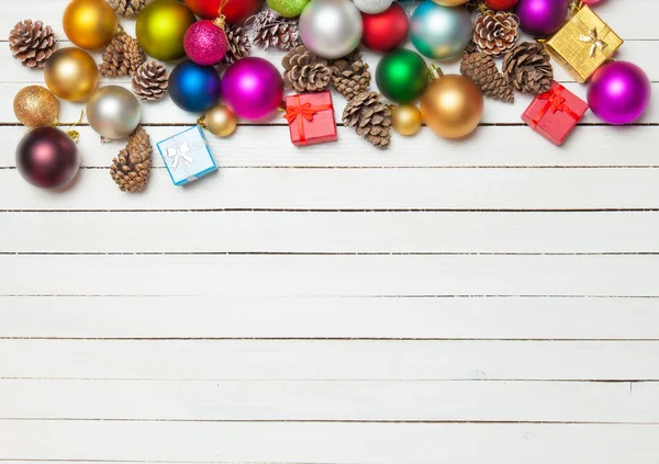 Juguetes de Navidad en mesa de madera . — Foto de Stock