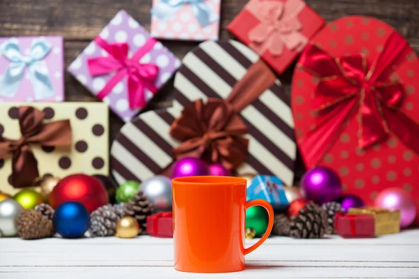 Tasse auf weihnachtlichem Hintergrund. — Stockfoto