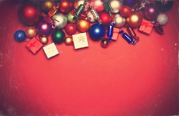 Cadeaux de Noël sur fond rouge . — Photo