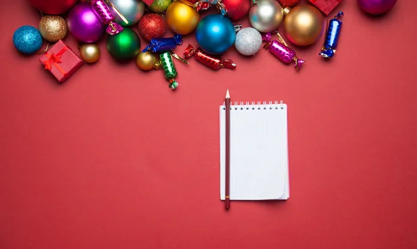 Note and pen near christmas toys — Stock Photo, Image