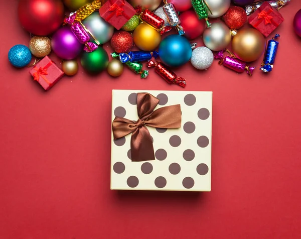 Juguetes de árbol de Navidad y vestido . — Foto de Stock