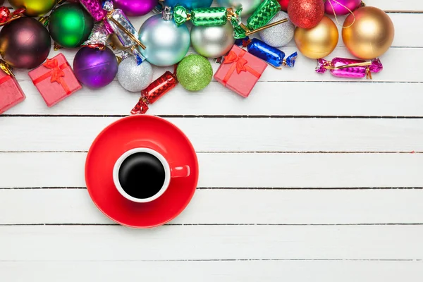 Tazza di caffè e giocattoli di Natale su sfondo bianco . — Foto Stock