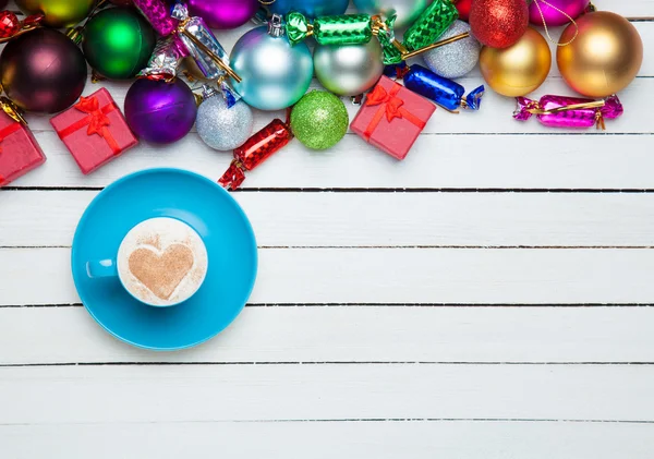 흰색 바탕에 커피 컵과 크리스마스 장난감. — 스톡 사진