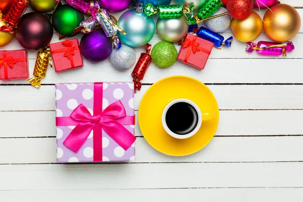 Regalos de Navidad juguetes y taza de café con regalo . — Foto de Stock