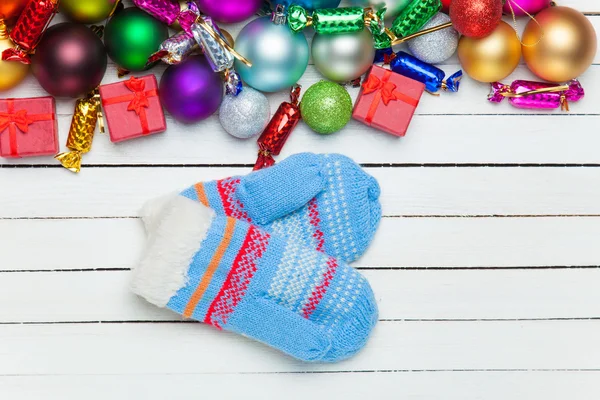 Mittens and christmas gifts. — Stock Photo, Image