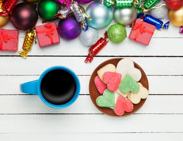 杯咖啡和 cookie 与圣诞节玩具 ﹞ 背景. — 图库照片