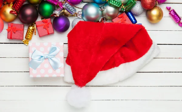Geschenk und Weihnachtsmann in der Nähe von Spielzeug — Stockfoto