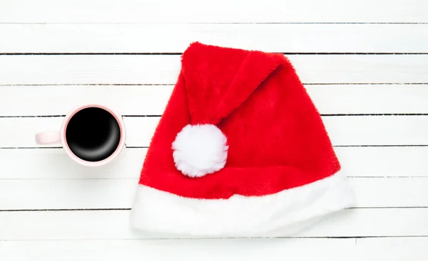 杯咖啡和圣诞老人的帽子 — 图库照片