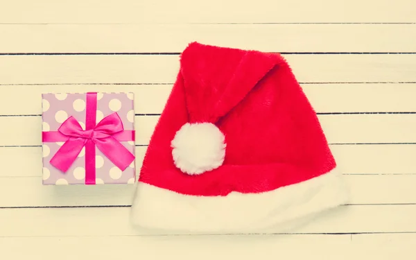 Regalo y sombrero de Santa —  Fotos de Stock