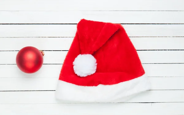 Boule de Noël et chapeau de Père Noël — Photo