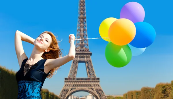 Fille rousse avec des ballons de couleur sur la tour Eiffel parisienne backg — Photo