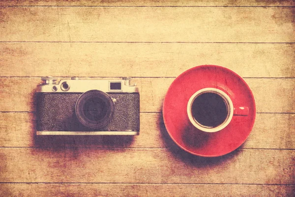 Câmera retro e xícara de café . — Fotografia de Stock