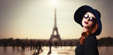 Güneş gözlüğü ve Paris arka plan ile kız