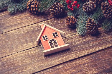 Hortum oyuncak ahşap bir masa üzerinde.