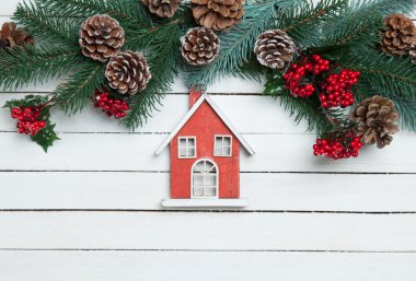 Hortum oyuncak ahşap bir masa üzerinde.